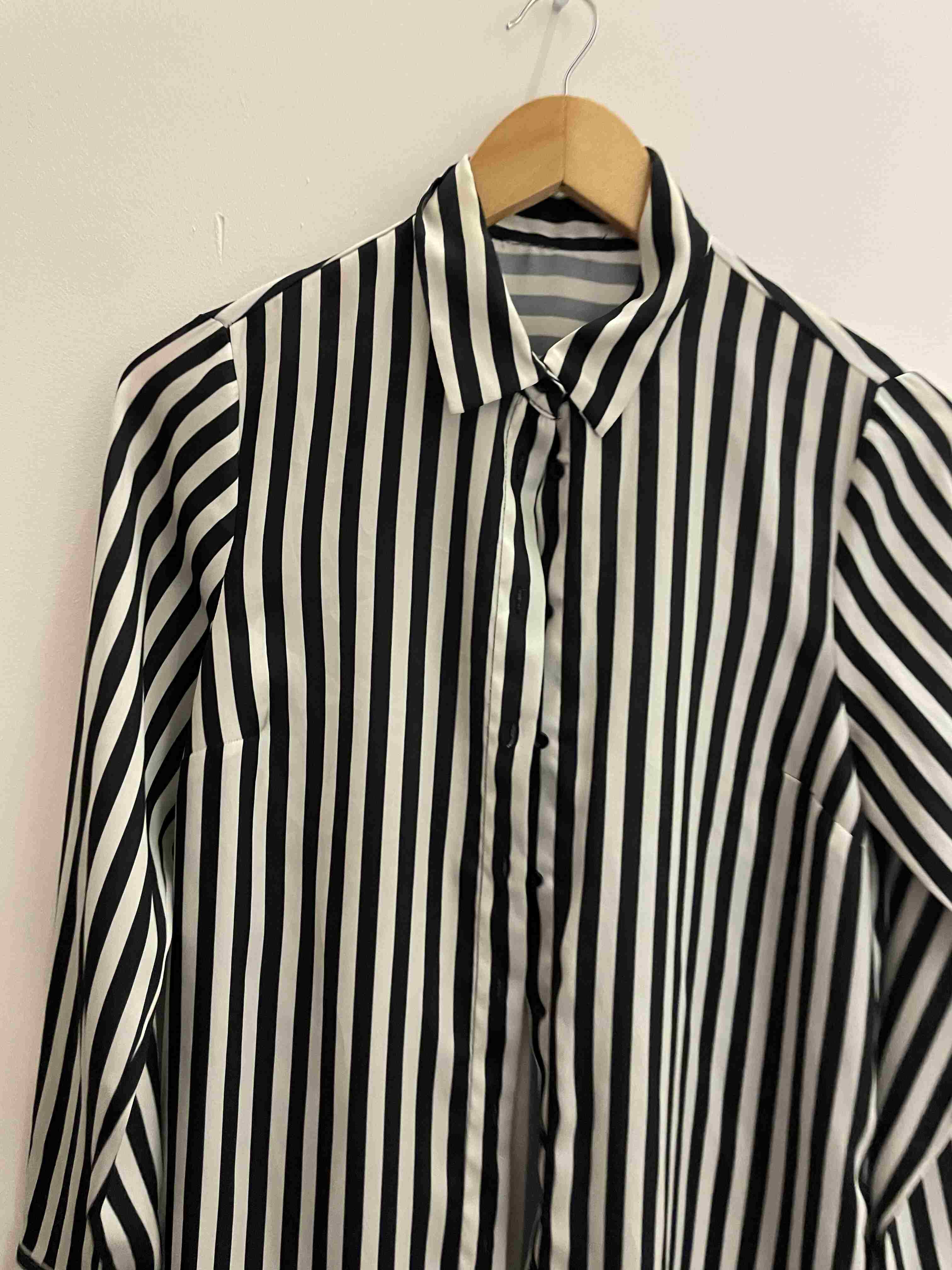 Vintage black and white vertical stripe long sleeve medium shirt