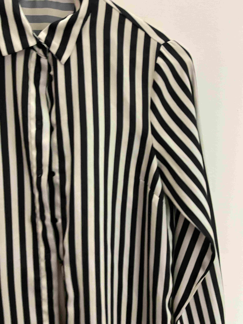 Vintage black and white vertical stripe long sleeve medium shirt
