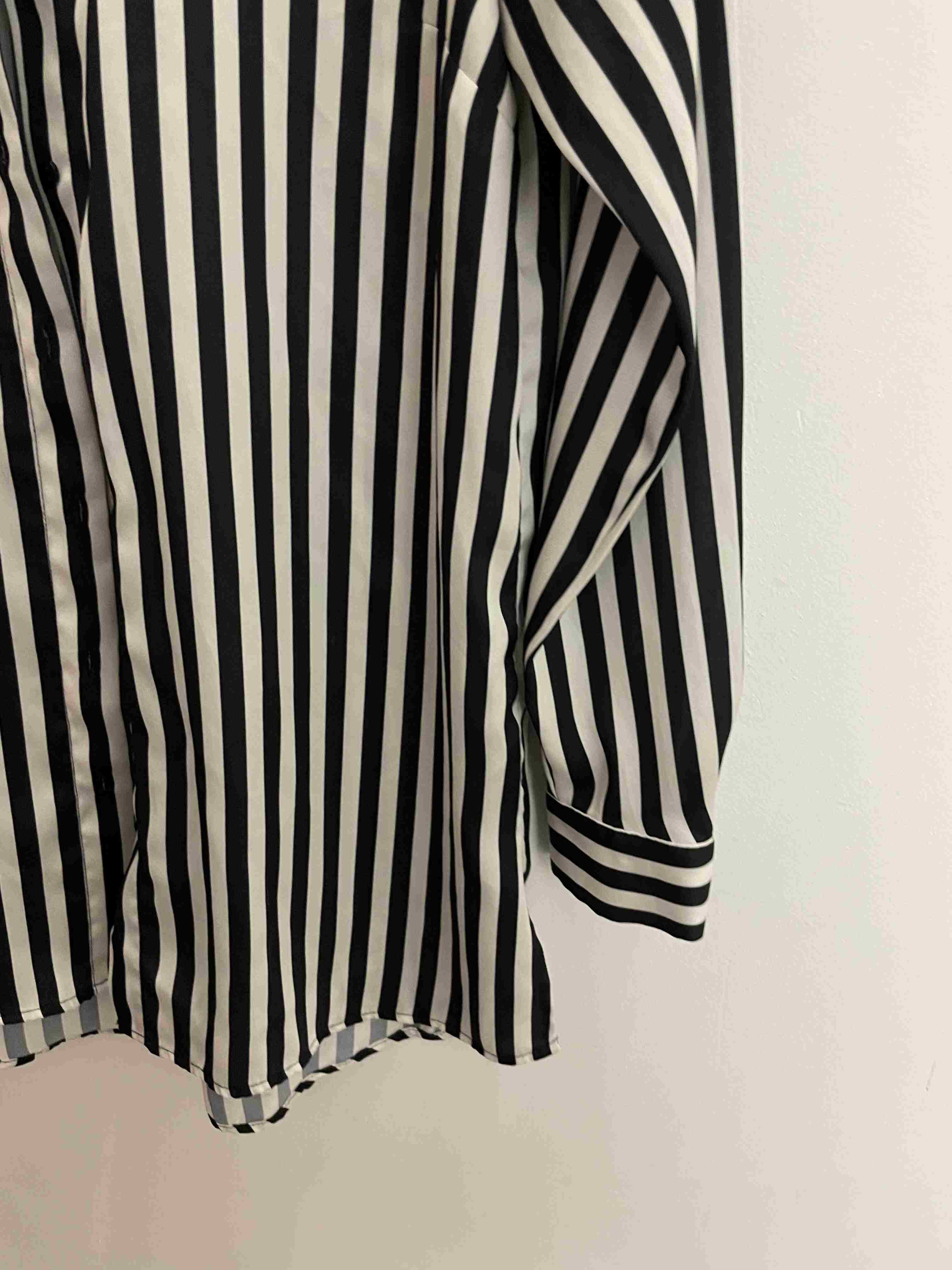 Vintage black and white vertical stripe long sleeve medium shirt