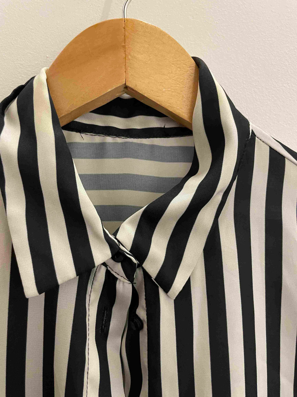 Vintage black and white vertical stripe long sleeve medium shirt