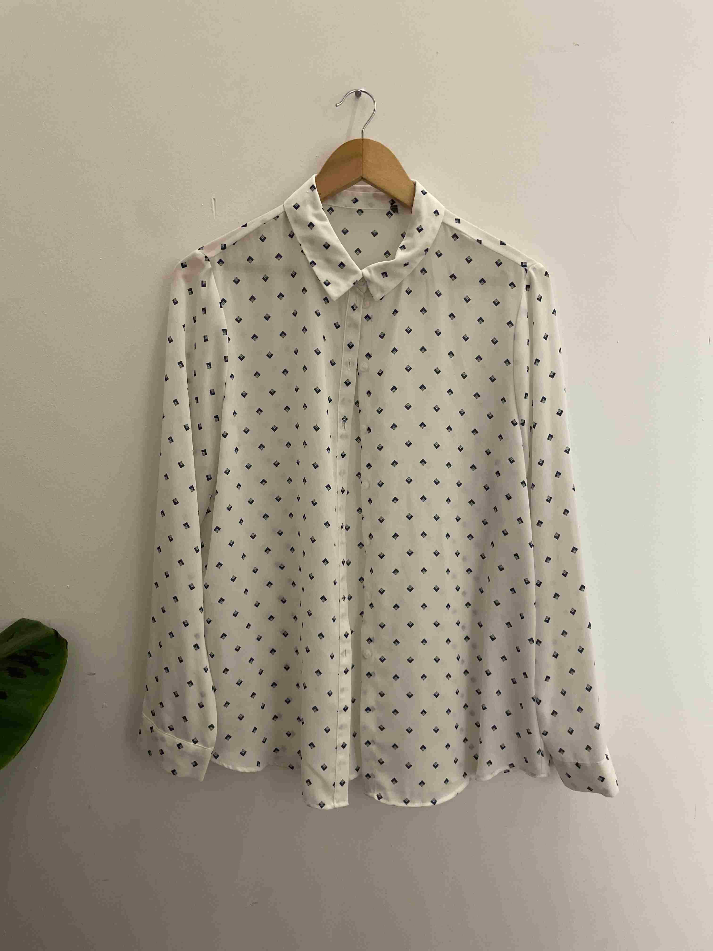 Vintage white pattern regular fit shirt size M
