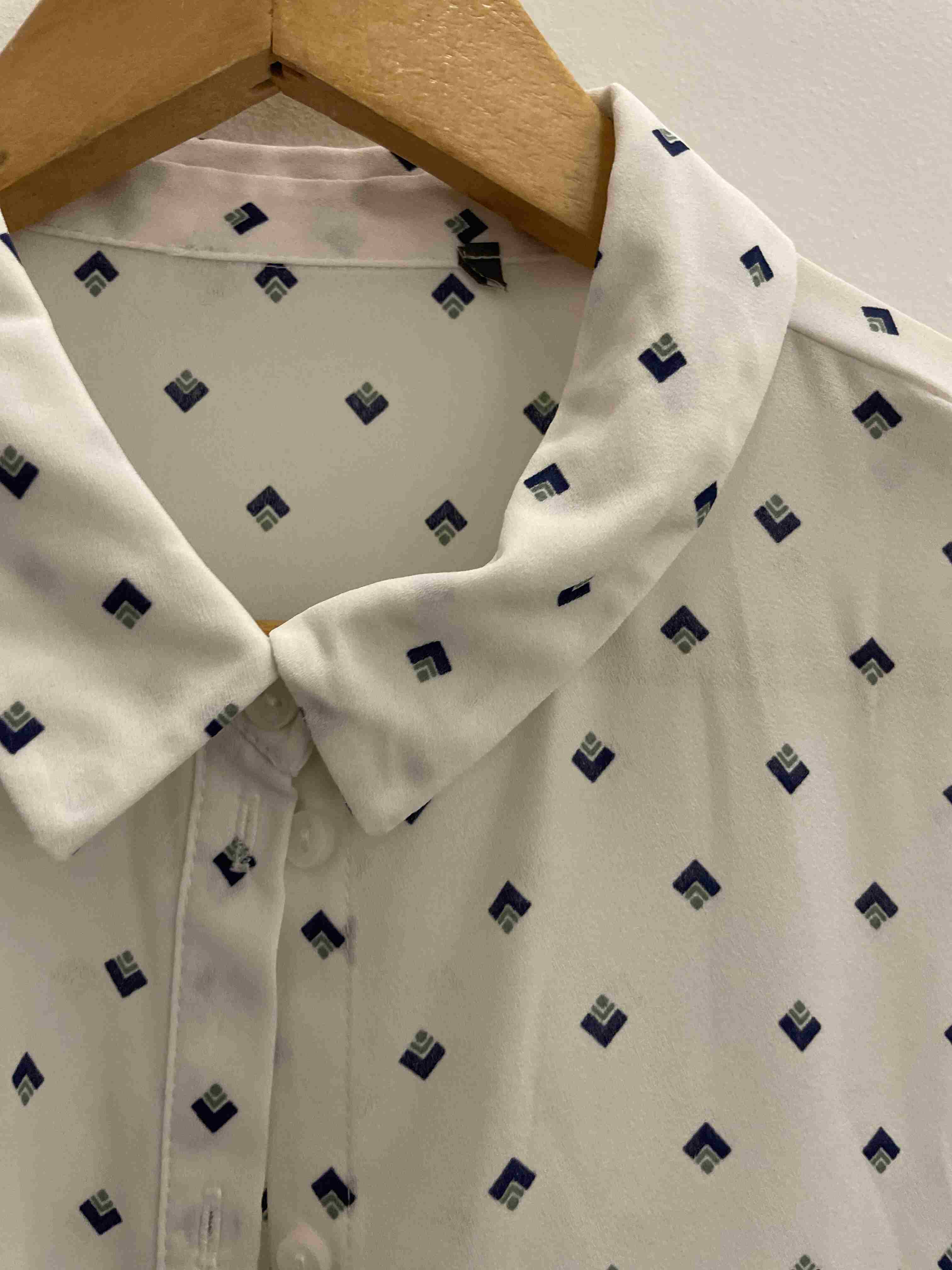 Vintage white pattern regular fit shirt size M