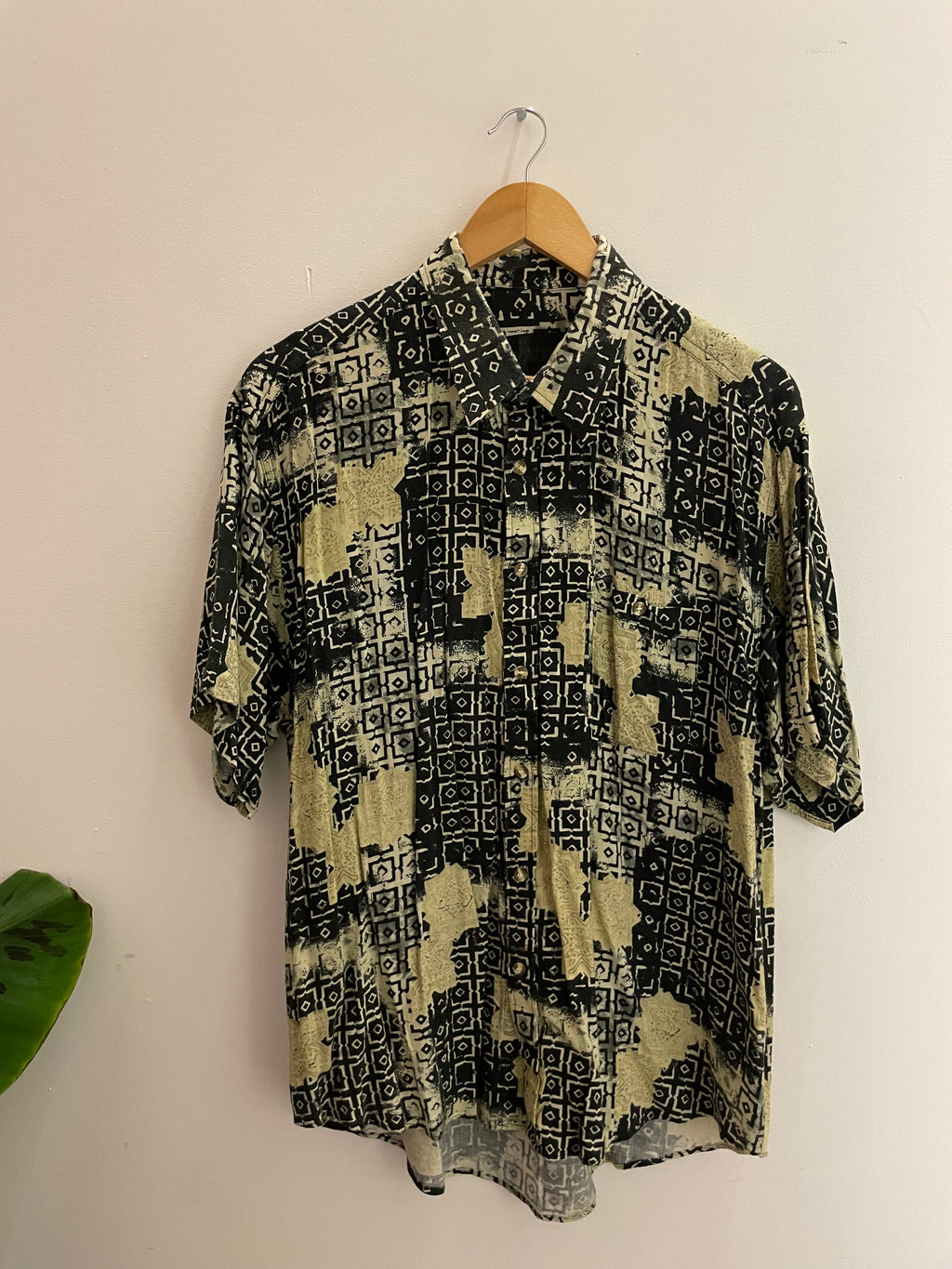Vintage funny boy cream and black abstract pattern shirt size M