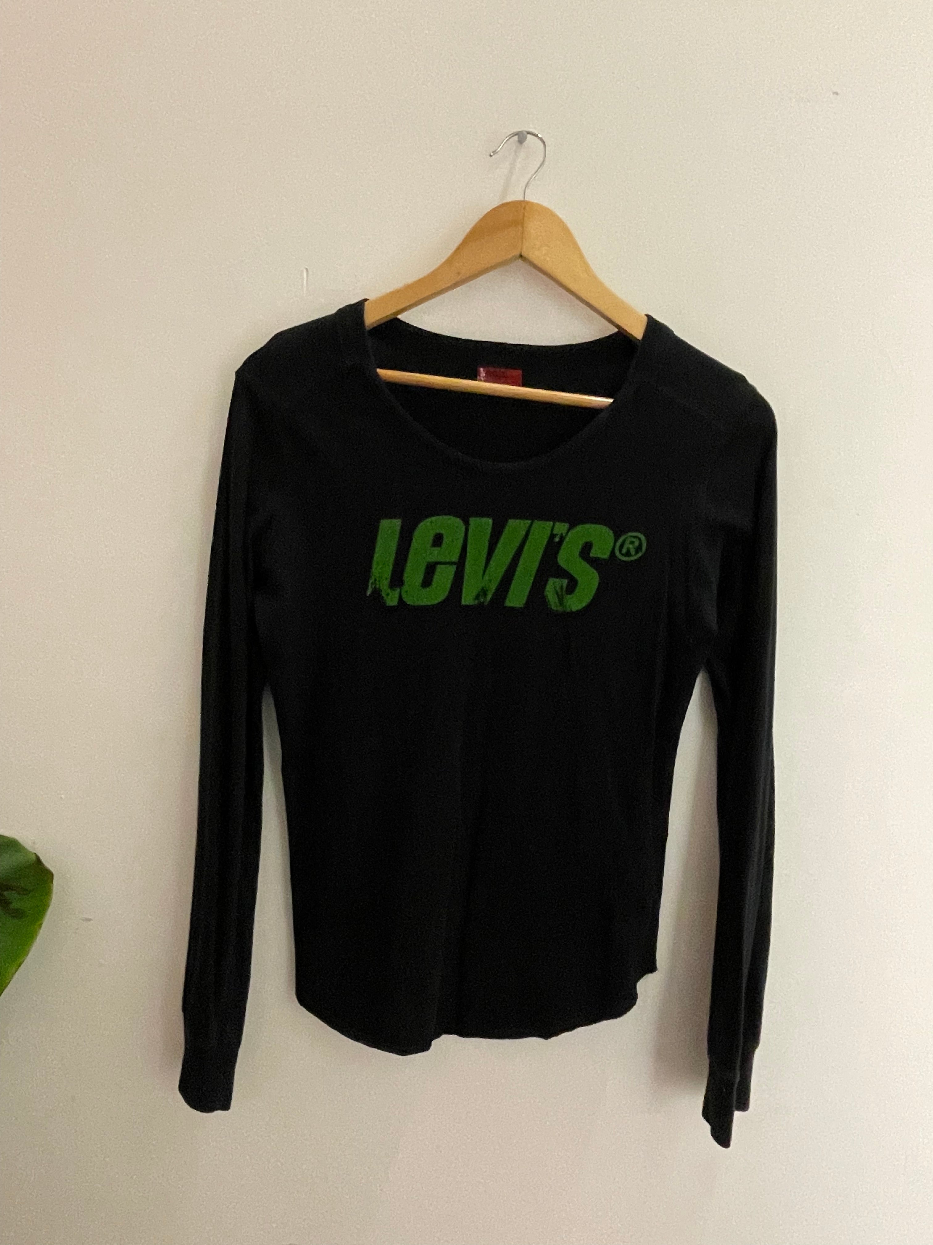 Vintage levis black medium long sleeve tshirt