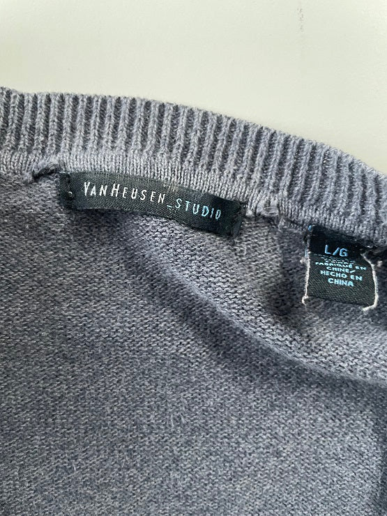 Vintage men's grey Venheusen studio V-neck long sleeve sweatshirt in L|L27 W23|SKU 4836