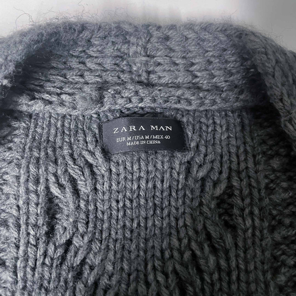 Zara Man grey cable knitted open front sweater in M|L32 W20|SKU 6501