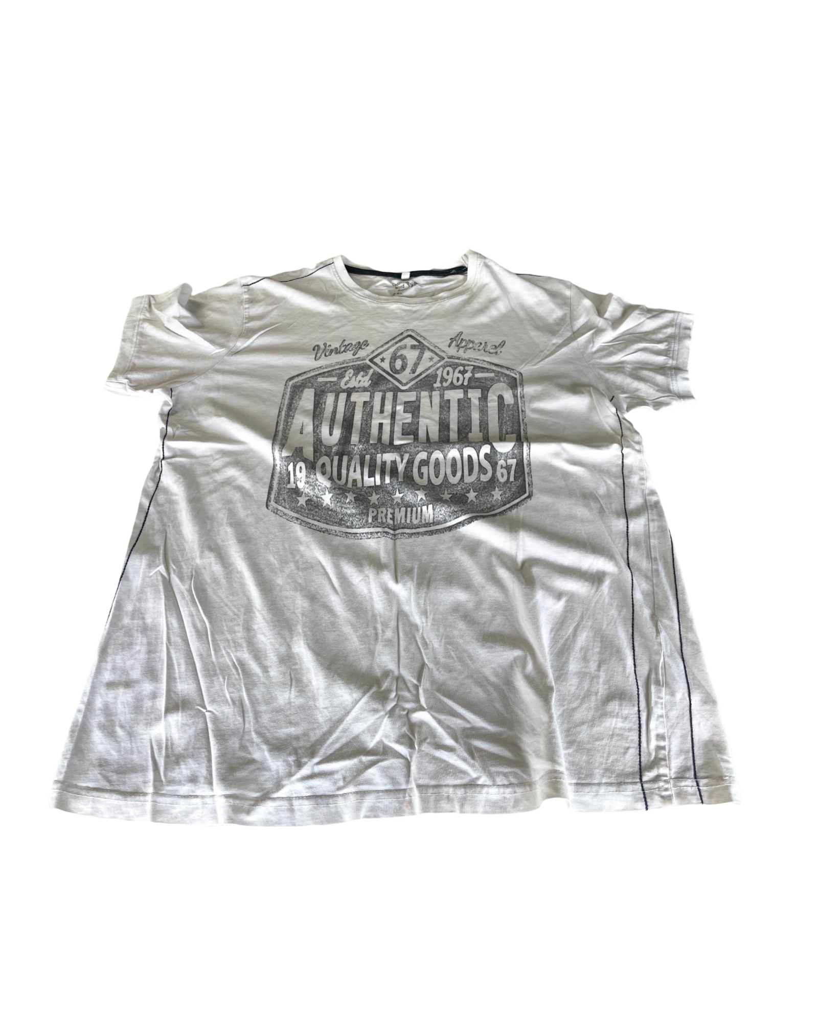 Vintage White Men's Graphic T-Shirt. In a 2XL  |SKU 5022