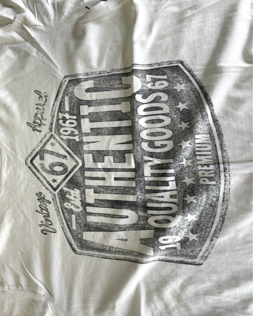 Vintage White Men's Graphic T-Shirt. In a 2XL  |SKU 5022