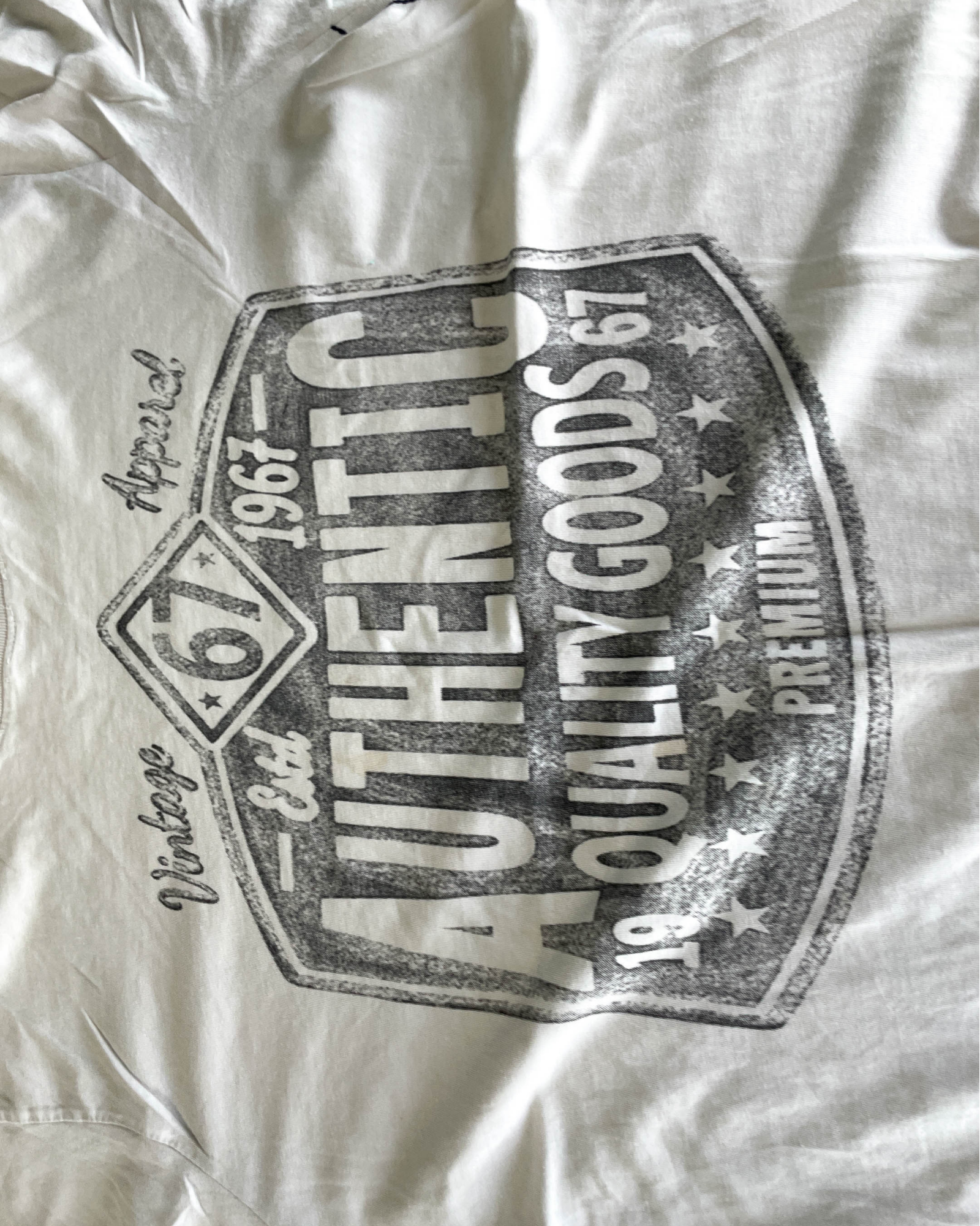 Vintage White Men's Graphic T-Shirt. In a 2XL  |SKU 5022