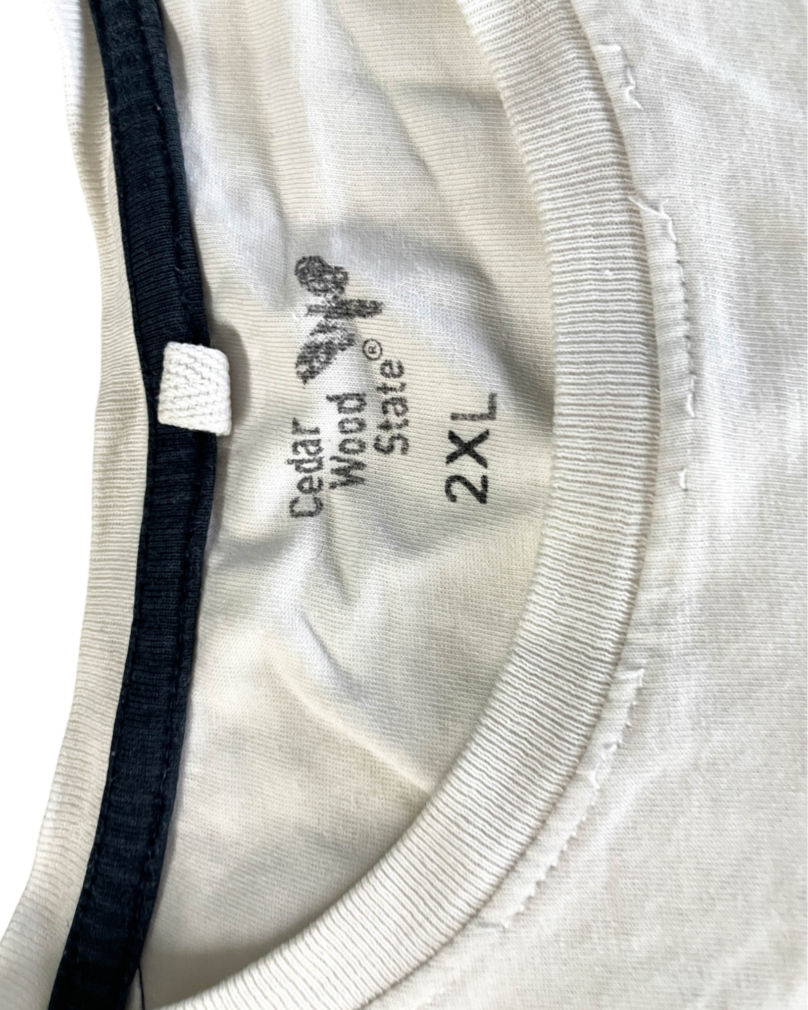 Vintage White Men's Graphic T-Shirt. In a 2XL  |SKU 5022