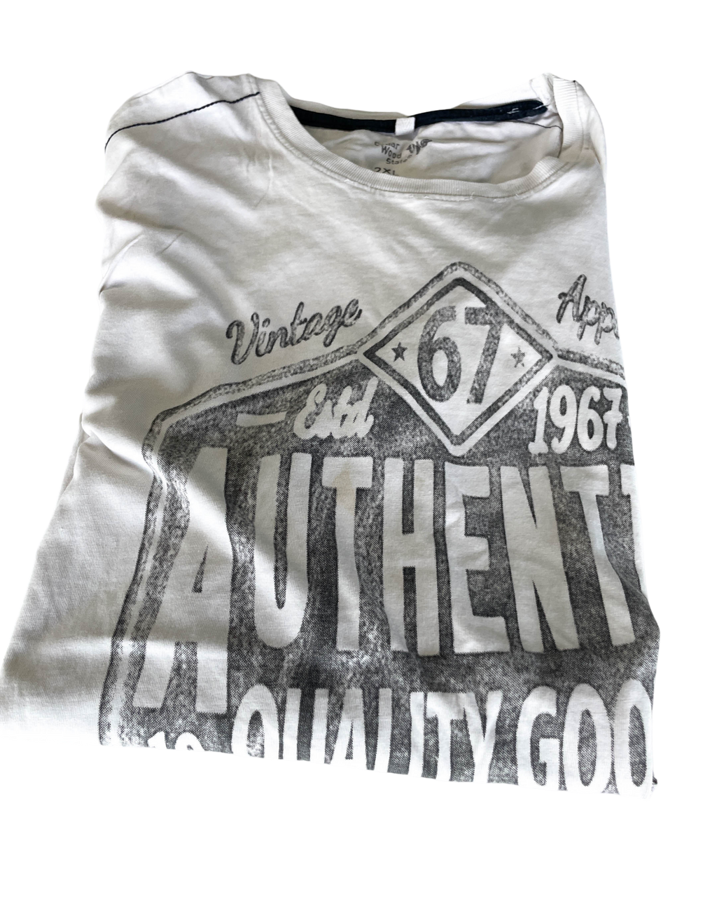 Vintage White Men's Graphic T-Shirt. In a 2XL  |SKU 5022