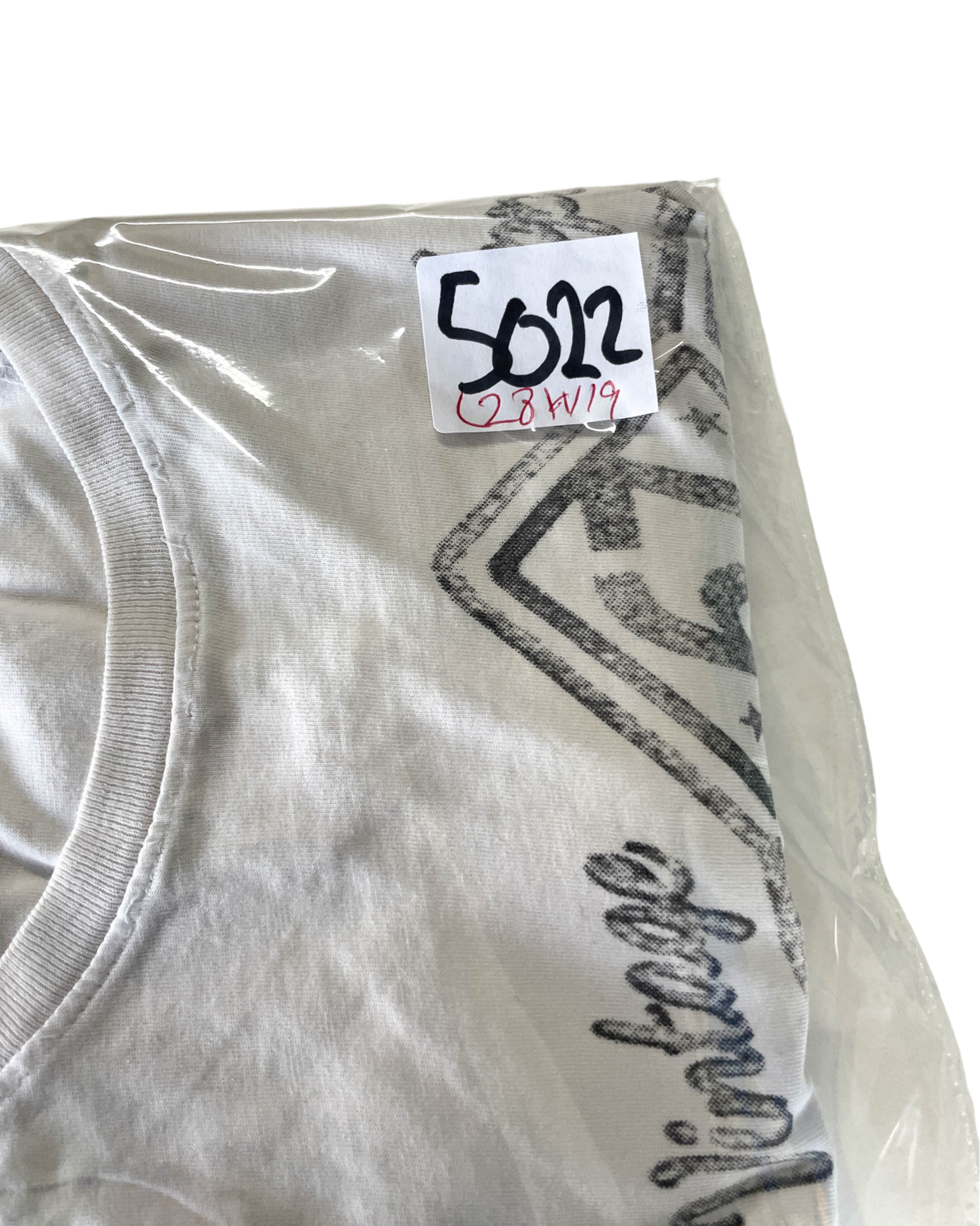 Vintage White Men's Graphic T-Shirt. In a 2XL  |SKU 5022