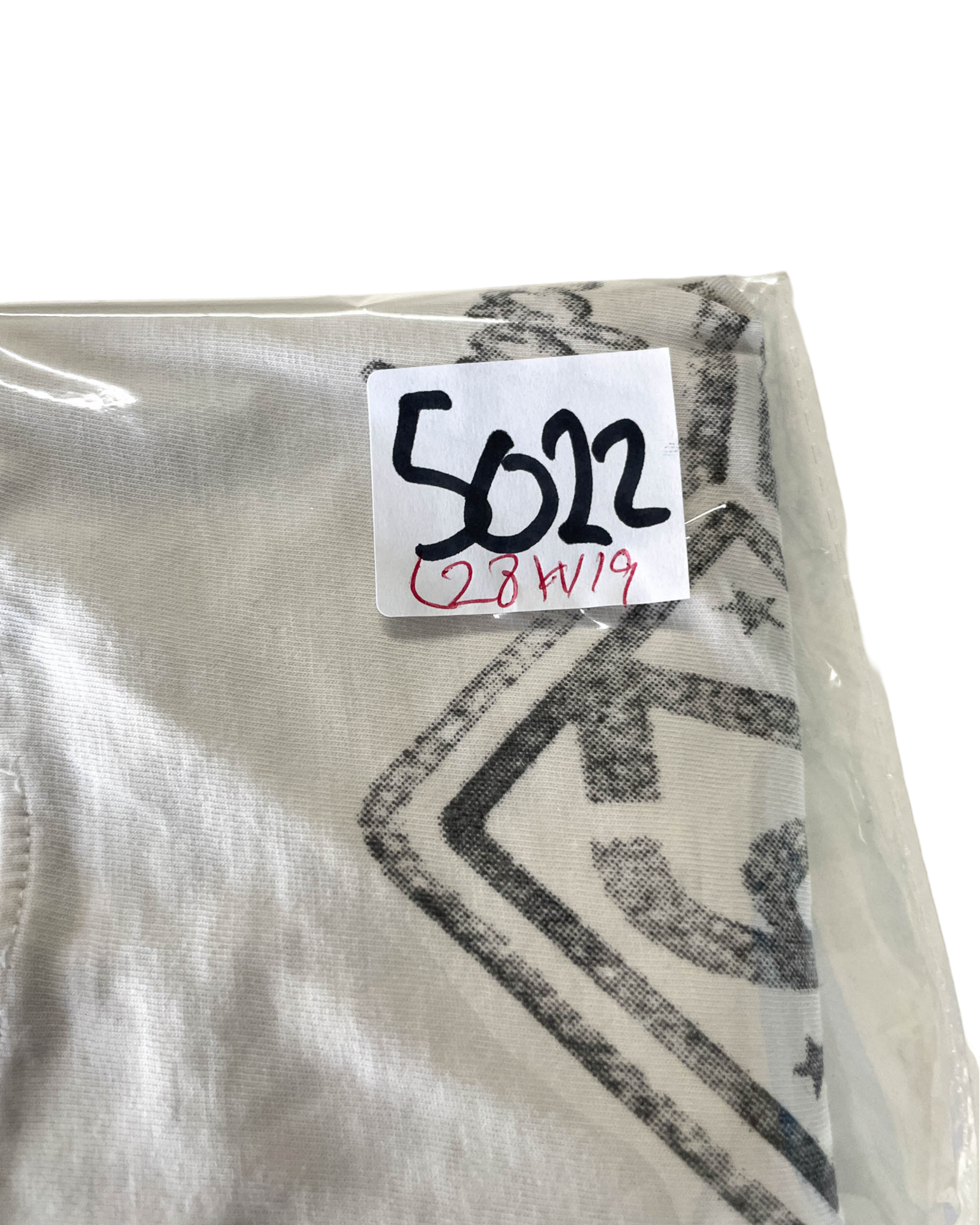 Vintage White Men's Graphic T-Shirt. In a 2XL  |SKU 5022