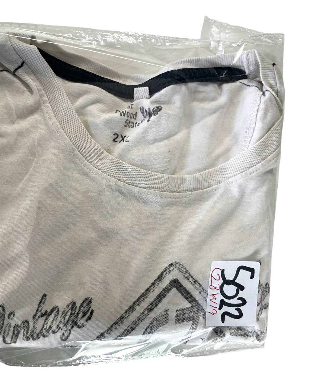 Vintage White Men's Graphic T-Shirt. In a 2XL  |SKU 5022