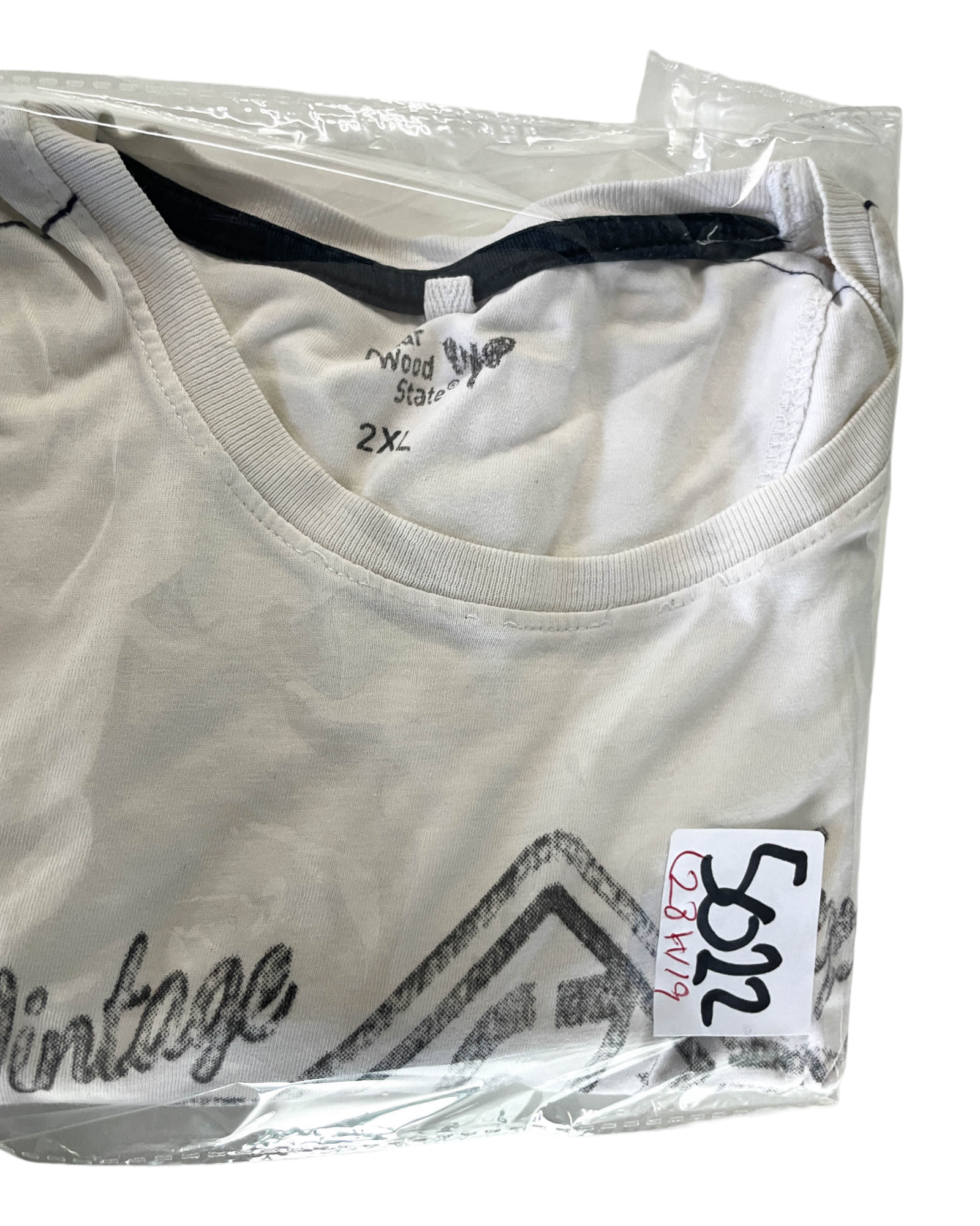 Vintage White Men's Graphic T-Shirt. In a 2XL  |SKU 5022