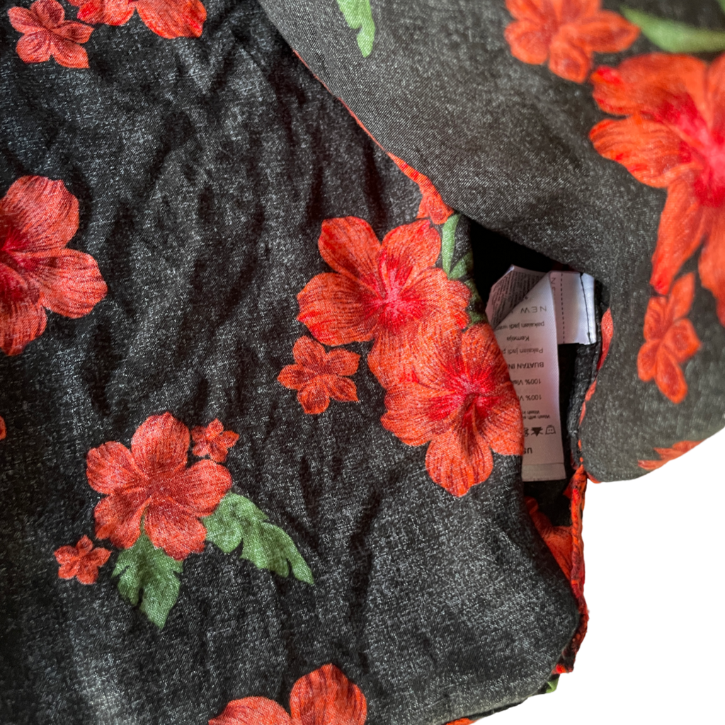 VINTAGE BLACK AND RED MEN'S SHIRT SIZE SMALL  L 28 W 19 SKU 5175