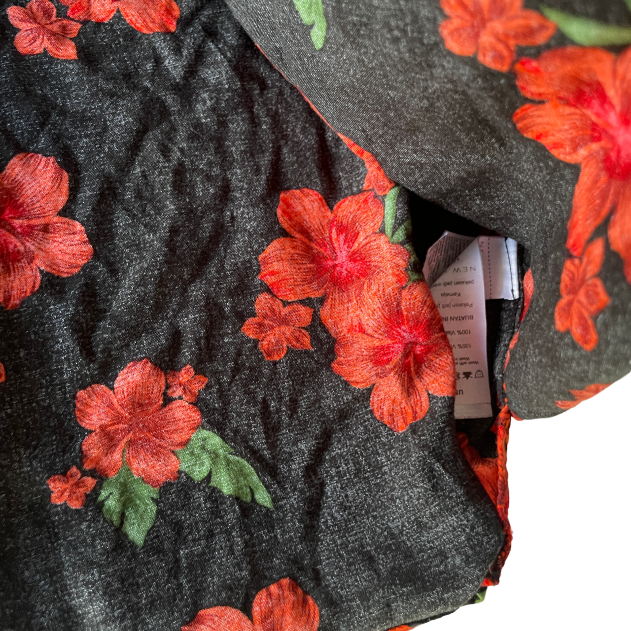 VINTAGE BLACK AND RED MEN'S SHIRT SIZE SMALL  L 28 W 19 SKU 5175