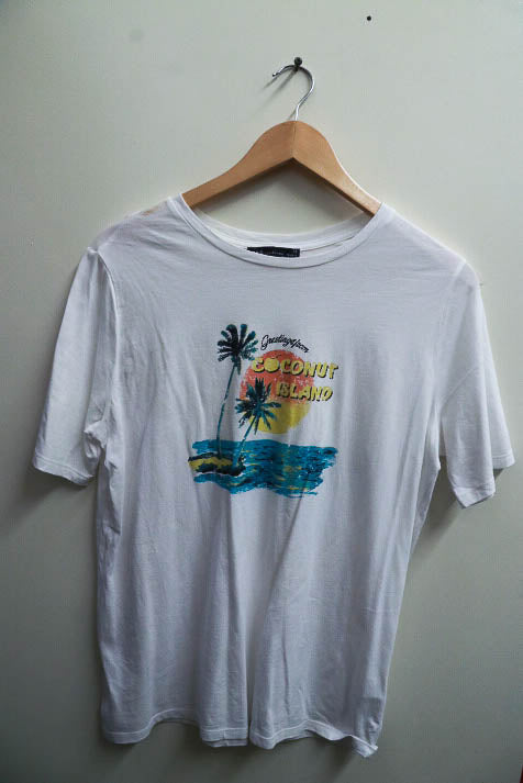 Vintage white coconut island printed graphics large tshirt