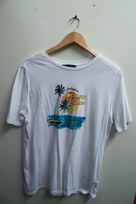 Vintage white coconut island printed graphics large tshirt