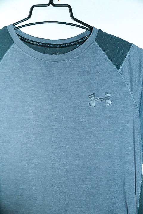 Vintage men grey Under Armour short skeeve training tees in M|L29 W18|SKU 6628