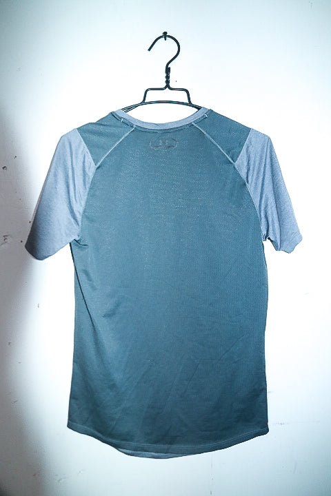 Vintage men grey Under Armour short skeeve training tees in M|L29 W18|SKU 6628