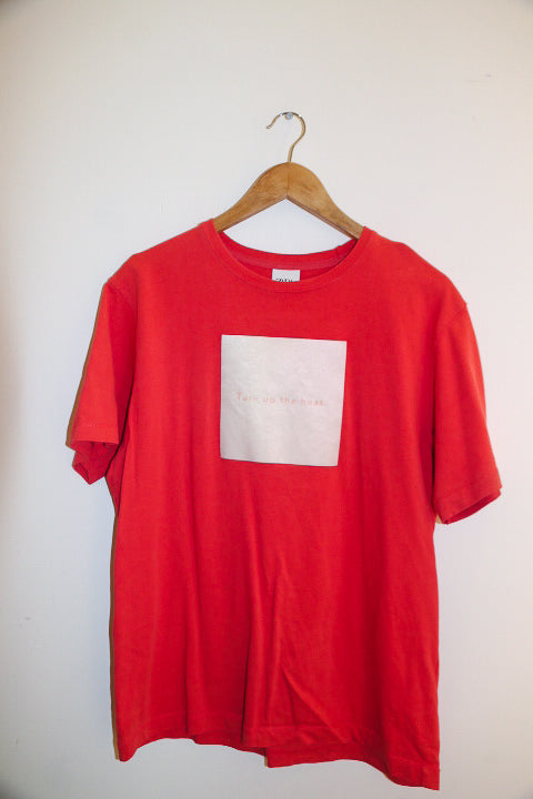 Vintage red turn up the best print mens medium tees