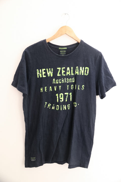 Vintage New Zealand Auckland Heavy tools Est. 1971 print navy blue mens medium tees