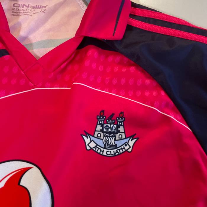 VINTAGE ATH CLIATH DUBLIN GAA GAELIC SPORTS O'NEILLS RED FOOTBALL JERSEY IN S|L28W19|SKU5402