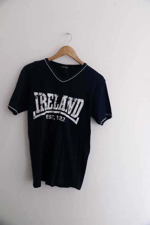 Vintage Ireland est.122 print navy blue v-neck medium tees