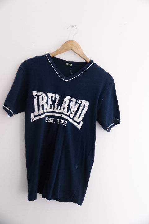 Vintage Ireland est.122 print navy blue v-neck medium tees
