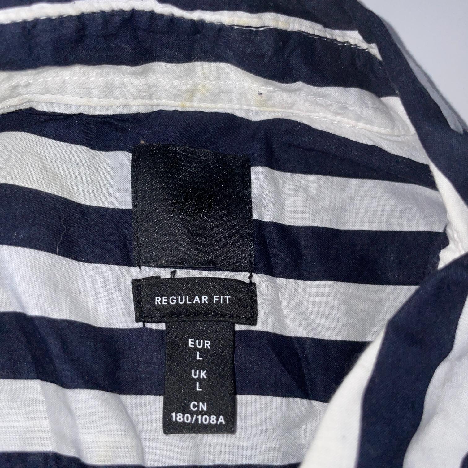 Vintage H&M mens button up white & navy blue striped short sleeve shirt in L|L32W20|SKU 5489