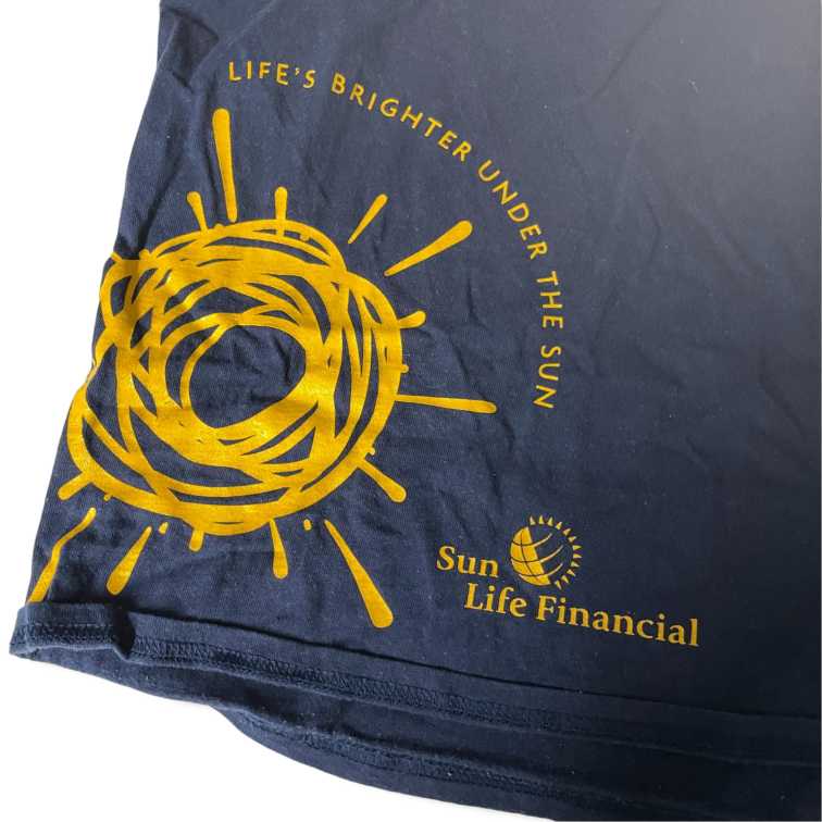 Vintage men sun life financial print Gildan Navy blue mens t shirt in size XXL|L32 W24|SKU 5496