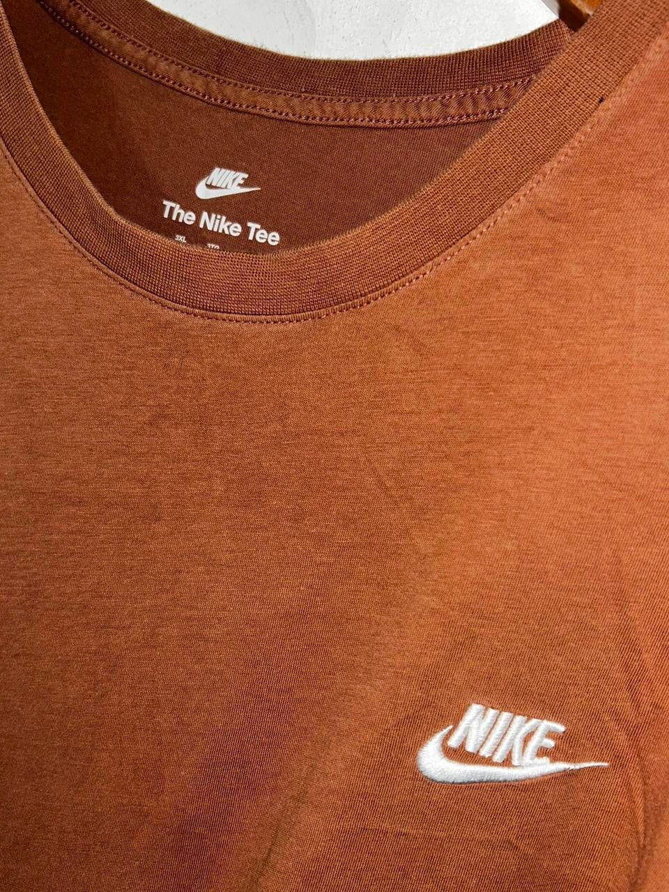 Men’s vintage Brown Nike tee with embroidered logo #retro
Size xL 
SKU 7175
L 31 W 26