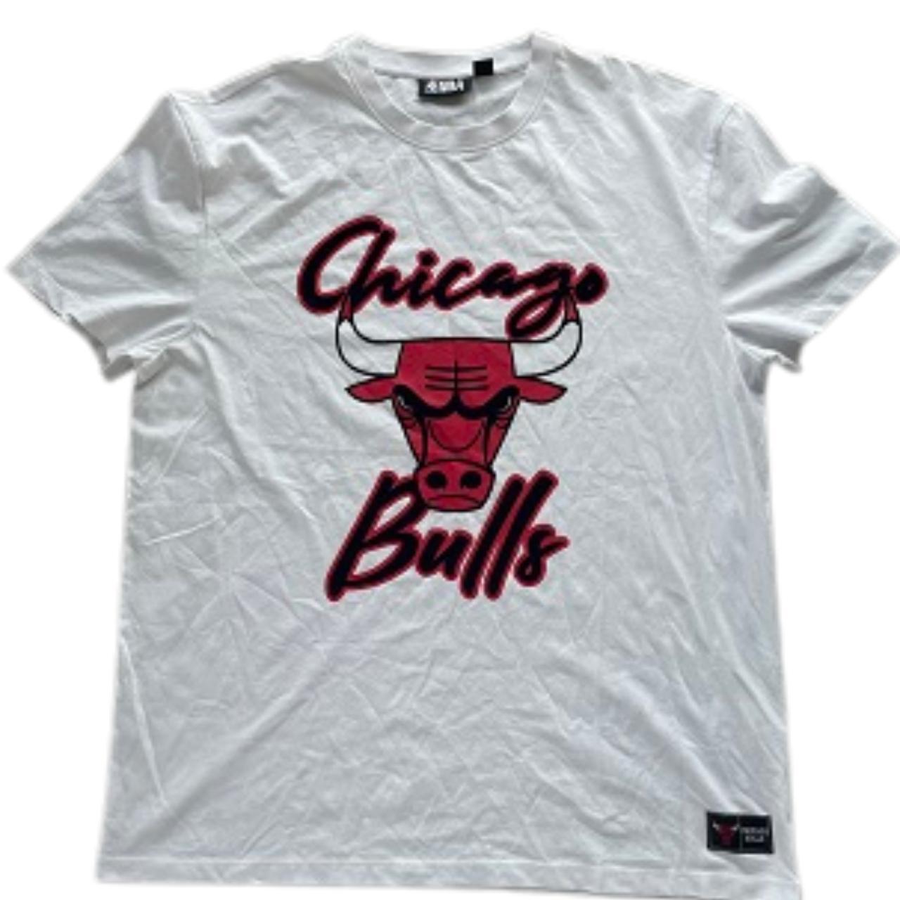 Vintage NBA white chicago bulls graphics medium tshirt