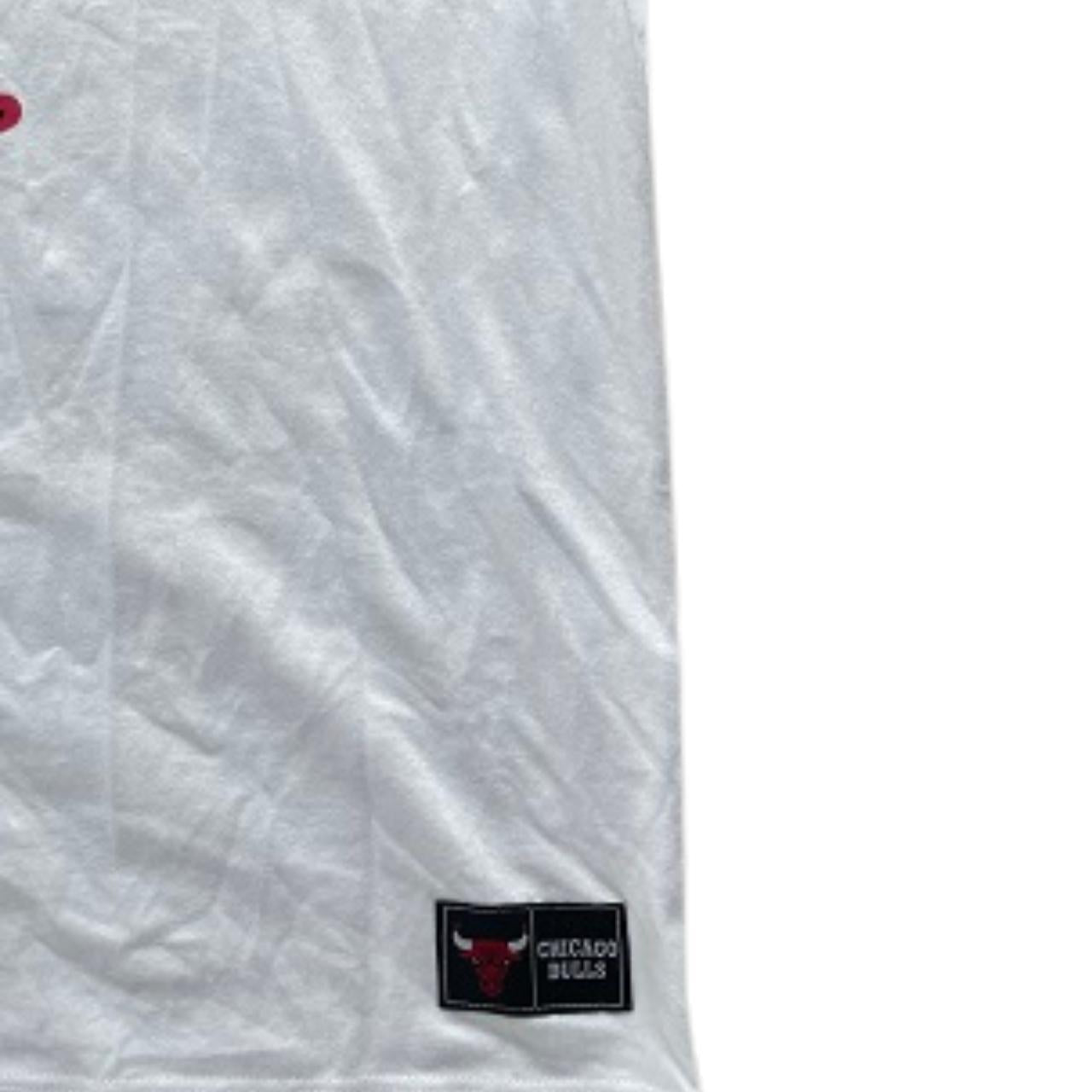 Vintage NBA white chicago bulls graphics medium tshirt