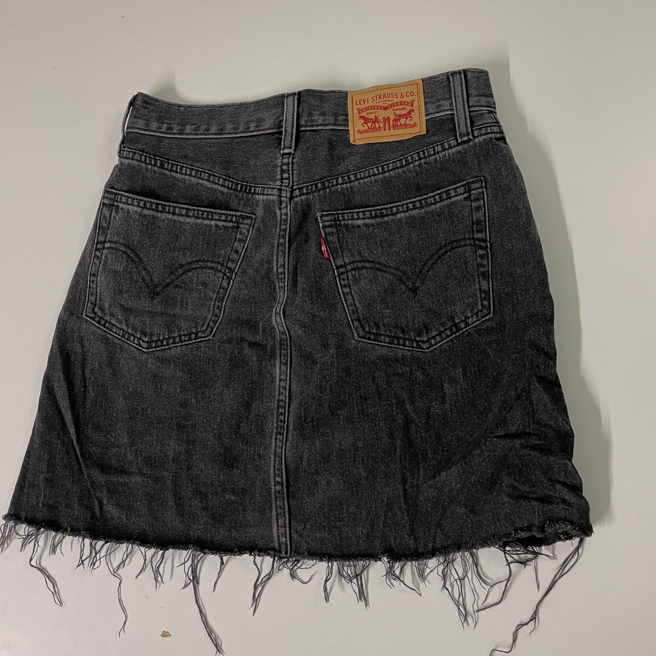 Women's Levi's grey A-line mini denim skirt size 25 | Grey | L 16 W 30 |SKU 3674