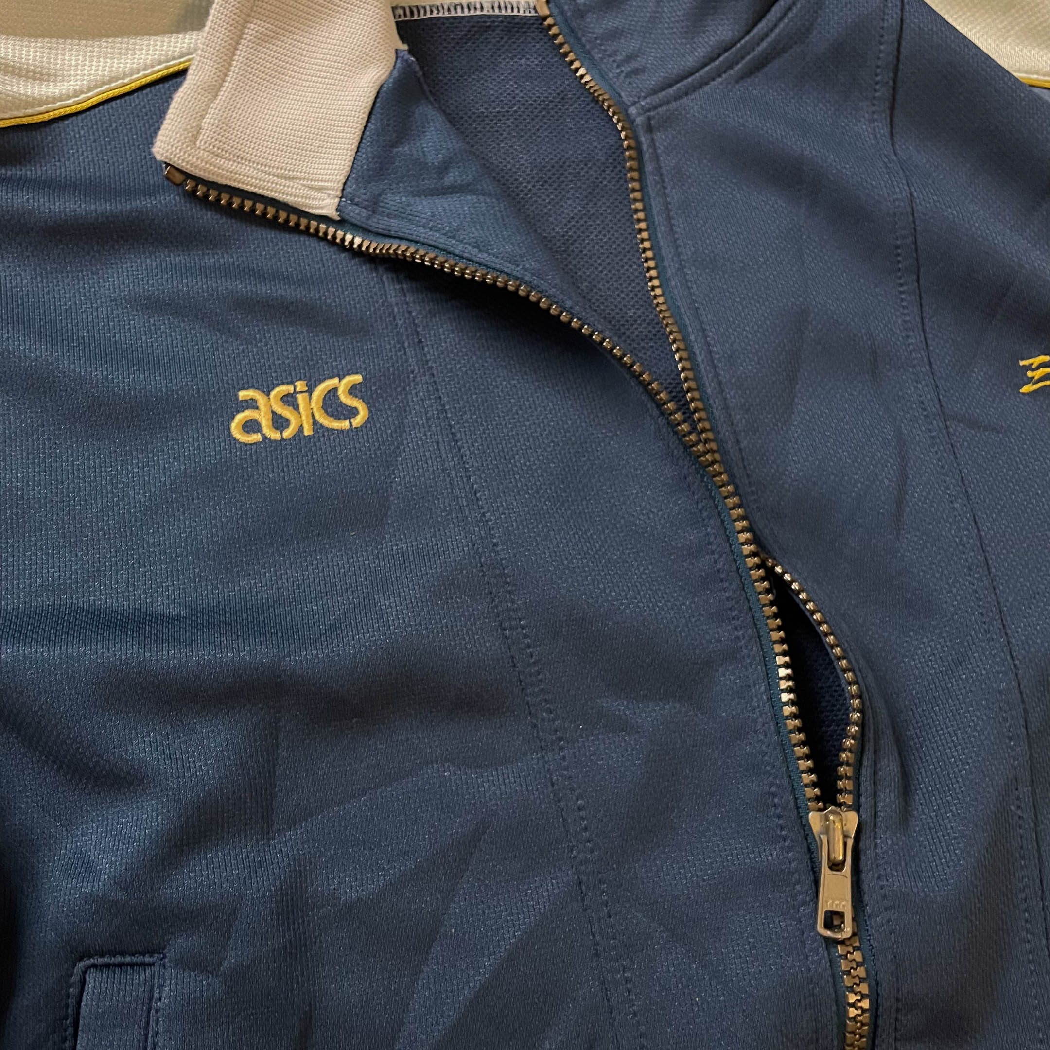 Vintage Asics colorblock blue &amp; cream womens full zip jacket in M|L25W21|SKU3836