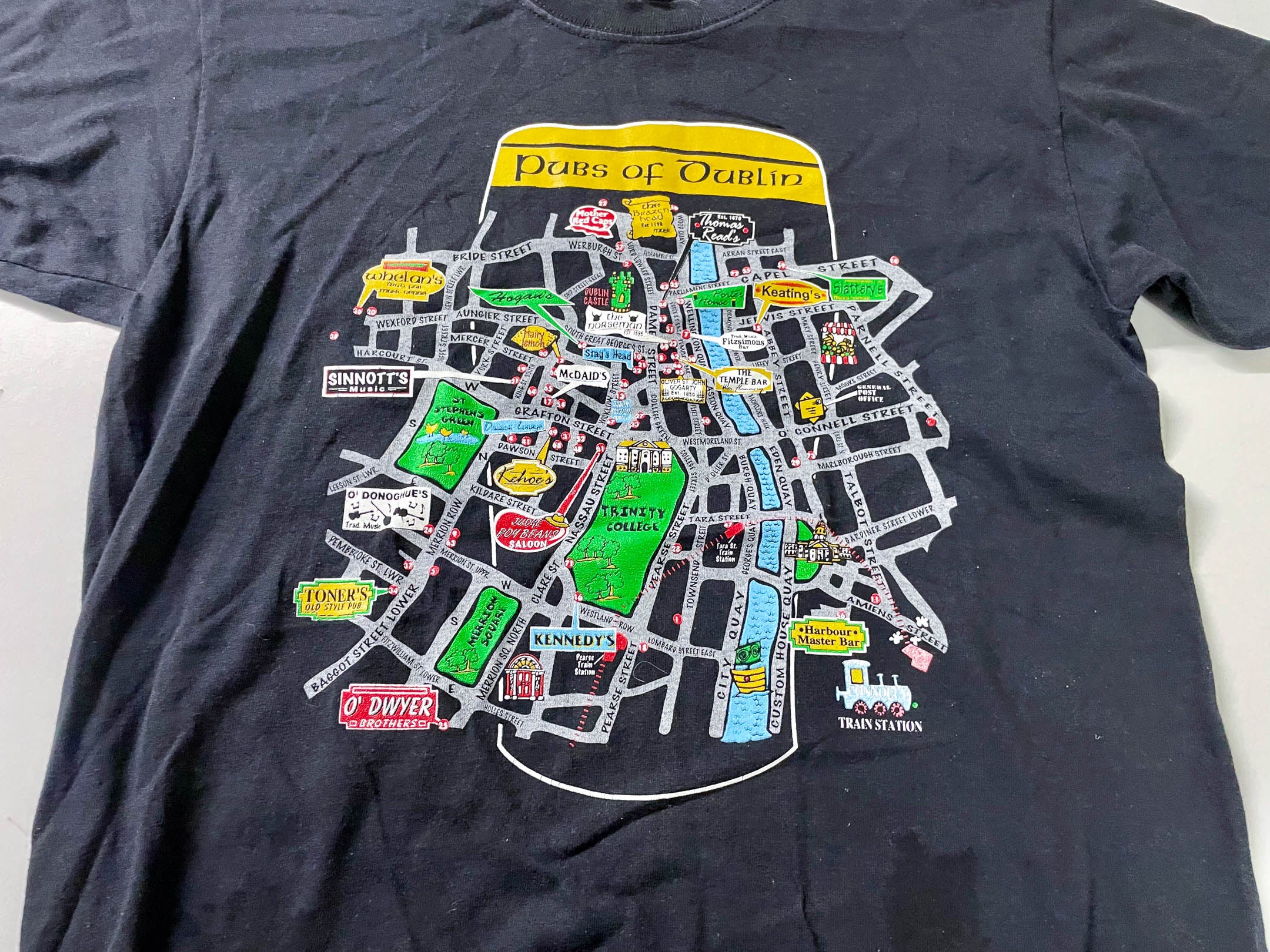 Vintage Men's Fruit of the loom Pubs of Dublin graphics black tees in M|L27 W17| SKU 4123