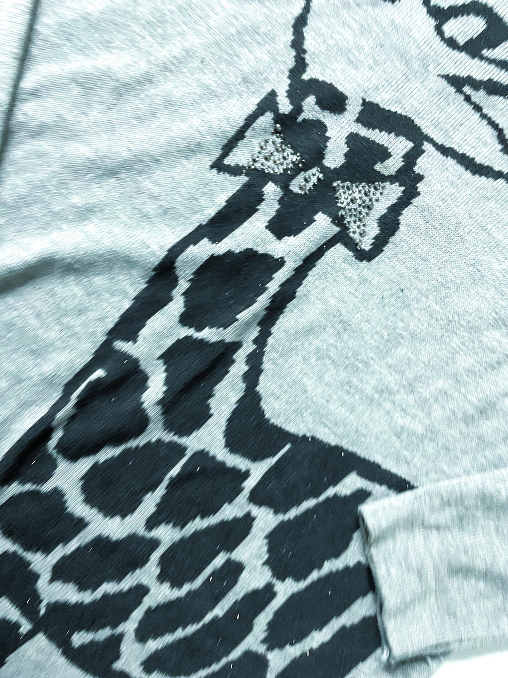 Vintage women's Giraffe print grey sweatshirt in M/L|L26 W18|SKU 3911