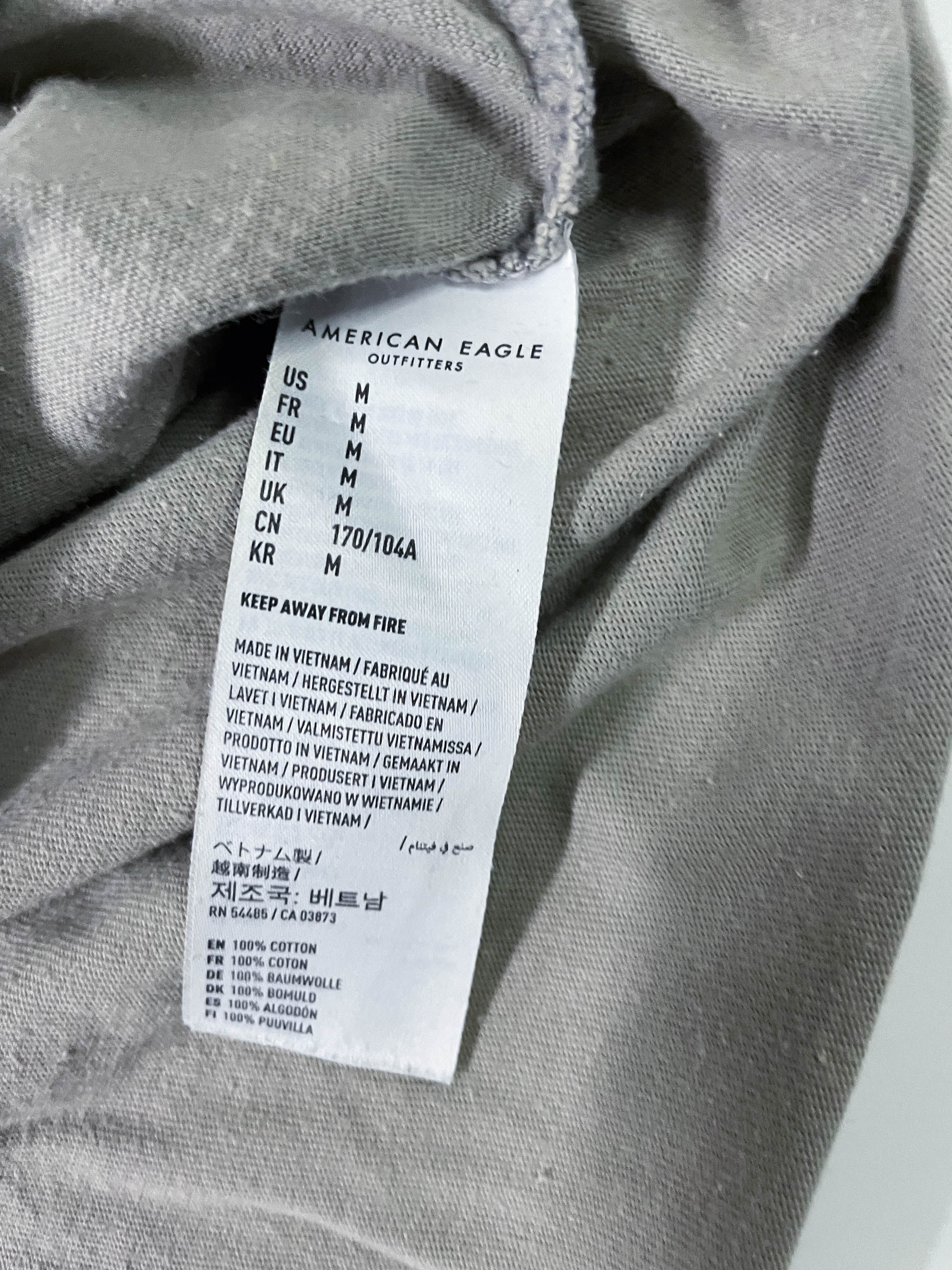 Vintage Men's American Eagle Cream standard fit tees in M|L27 W19|SKU 4132