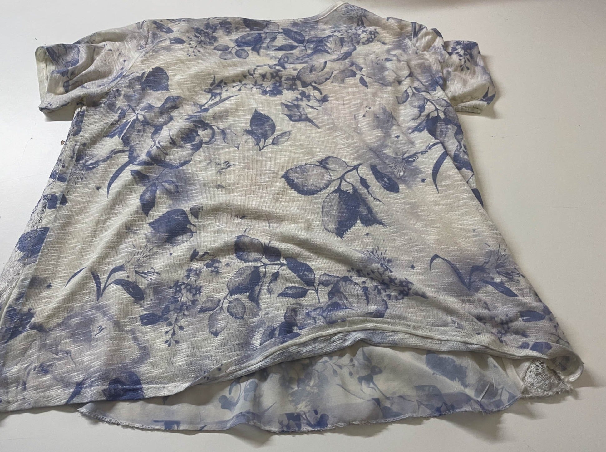 Vintage women's grey floral and animal print blouse in L/XL| L 27 W21| SKU 3977