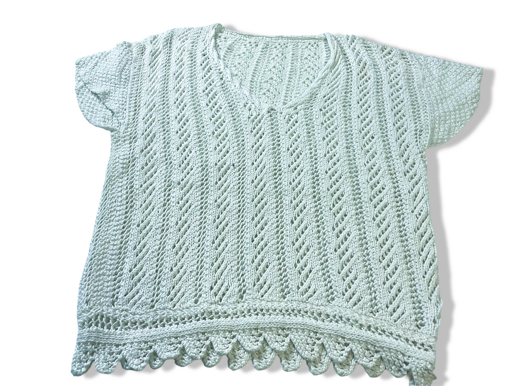 Vintage women's white crochet short sleeve V-neck top in L/XL|L27 W21| SKU 4002