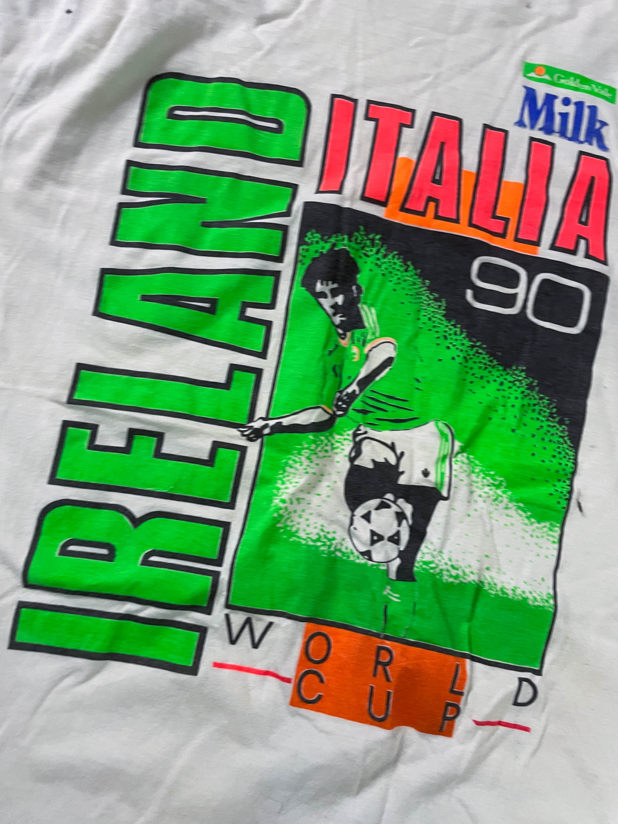Vintage men's Ireland Italia 1990 world cup graphics white tees in S|L27 W17| SKU 4143