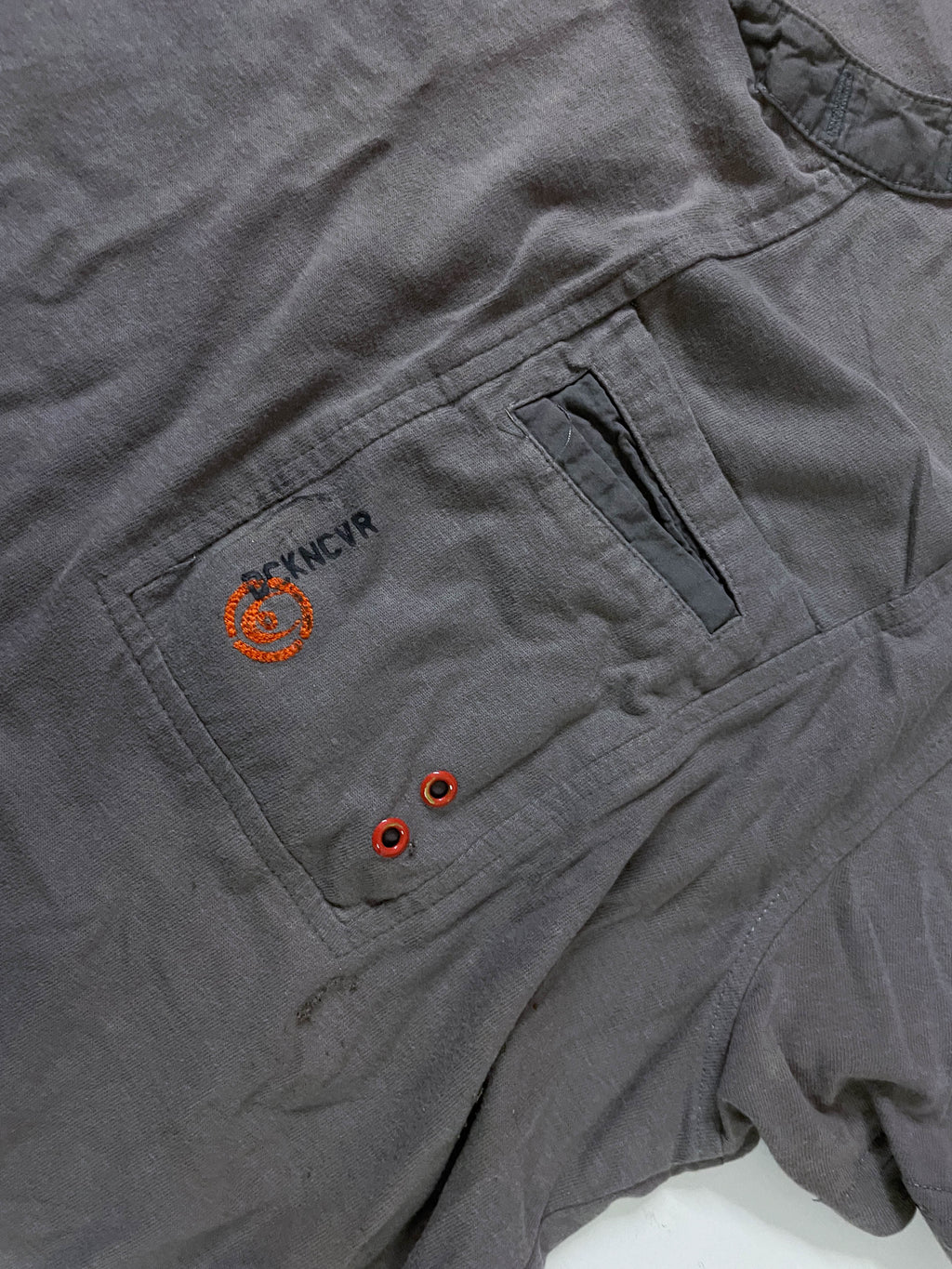 Vintage men's Duck & Cover 1/4 button v-neck grey short sleeve tees in M|L27 W21|SKU 4149