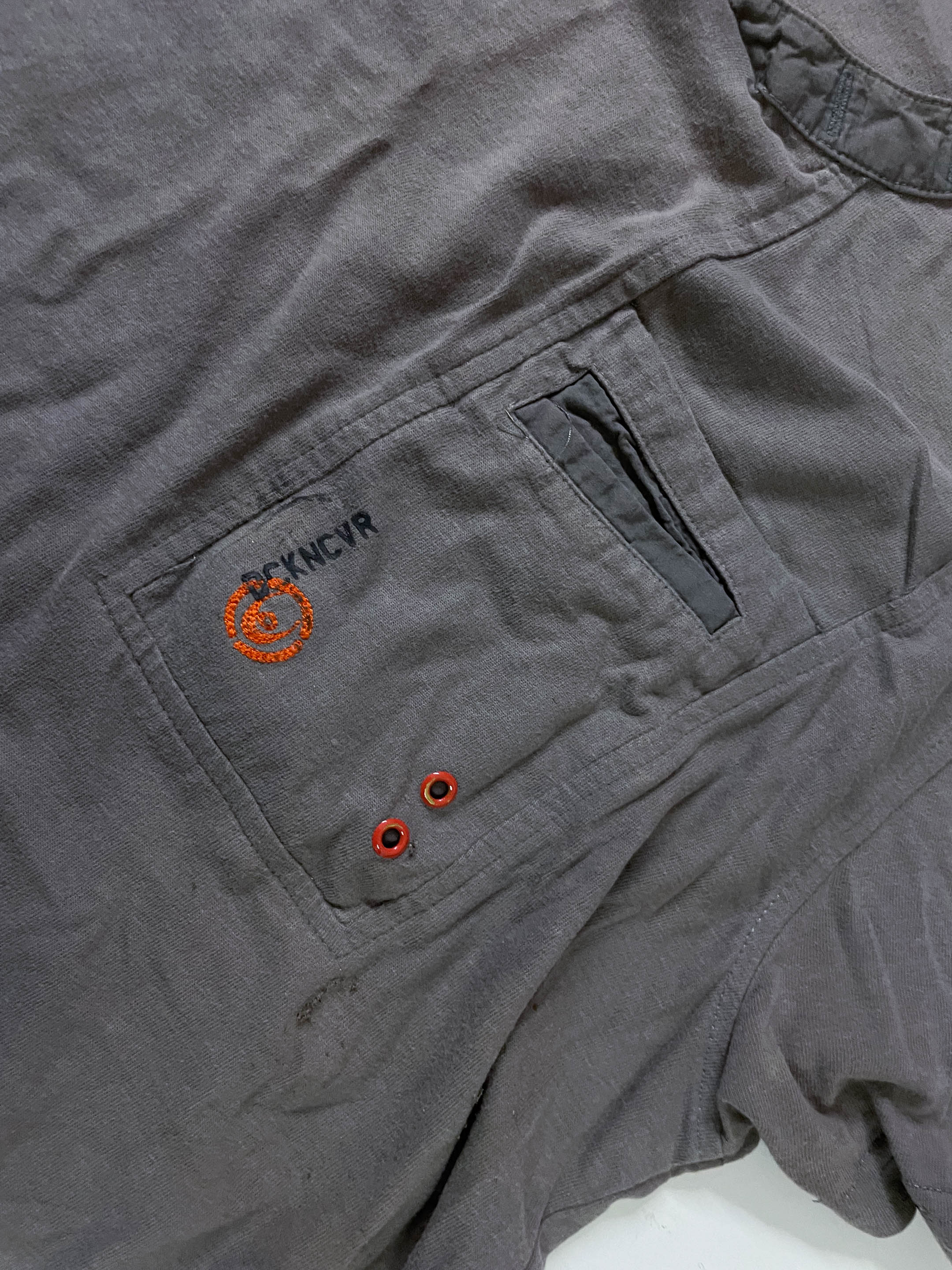 Vintage men's Duck & Cover 1/4 button v-neck grey short sleeve tees in M|L27 W21|SKU 4149