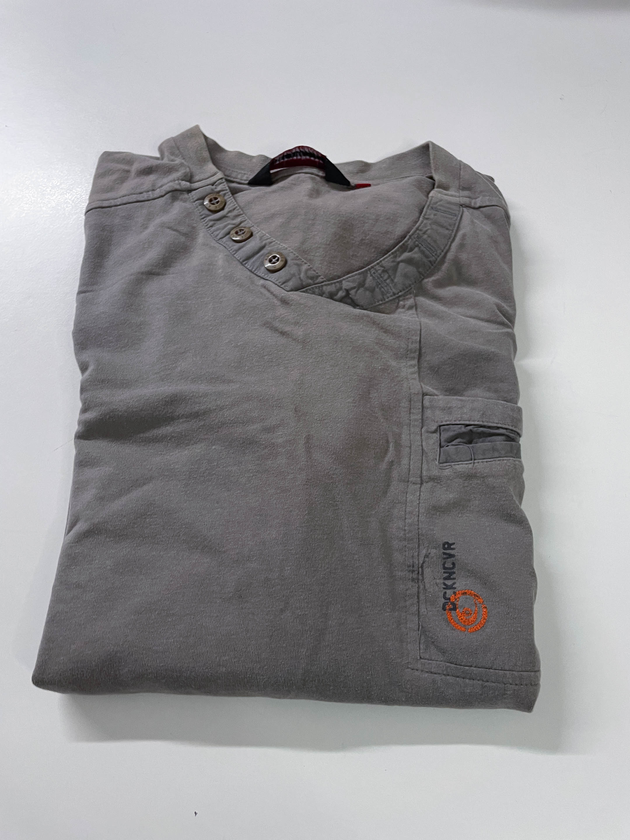 Vintage men's Duck & Cover 1/4 button v-neck grey short sleeve tees in M|L27 W21|SKU 4149