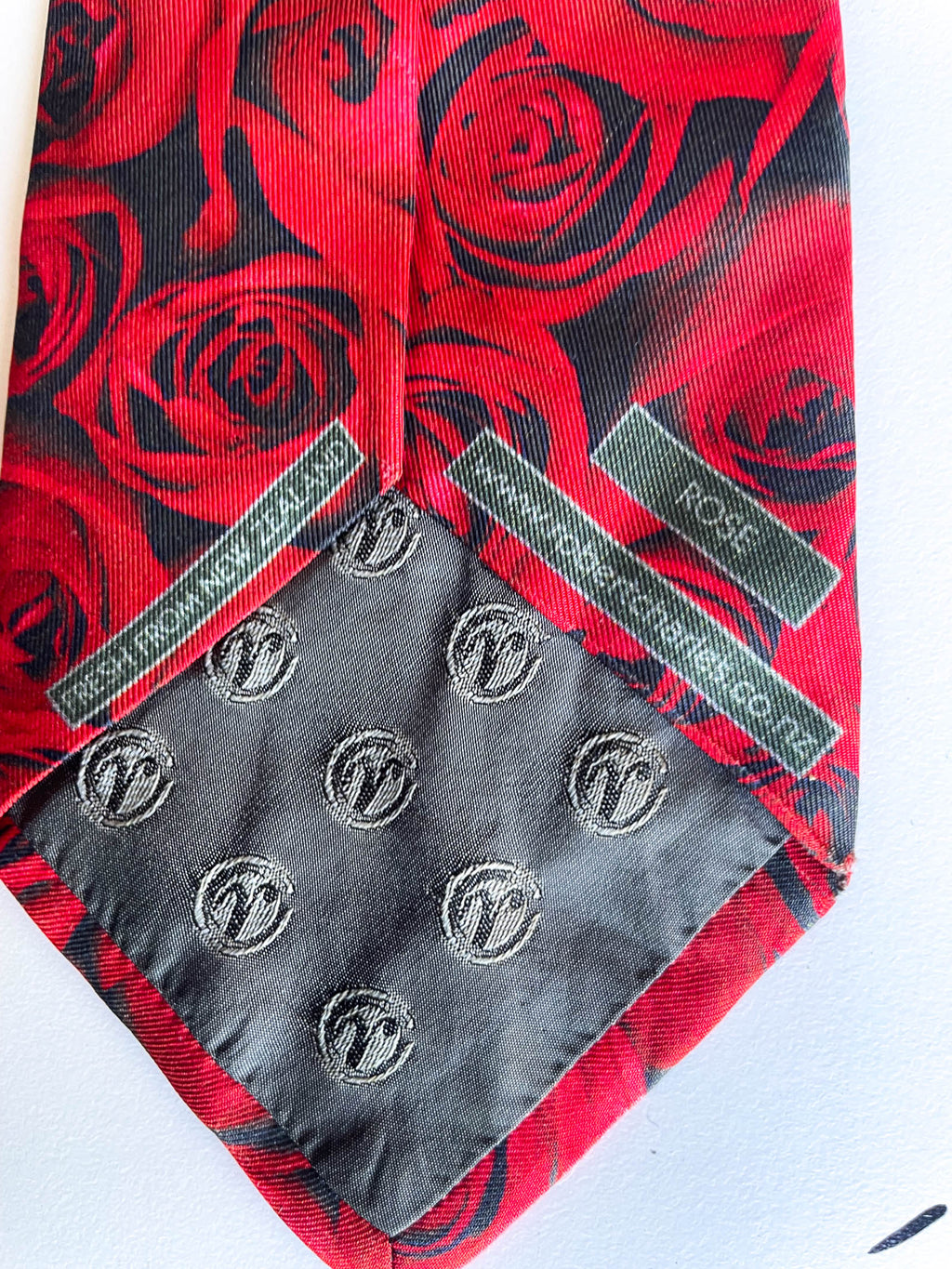 Vintage red rose print Robert Charles men's silk seida tie| SKU 4363