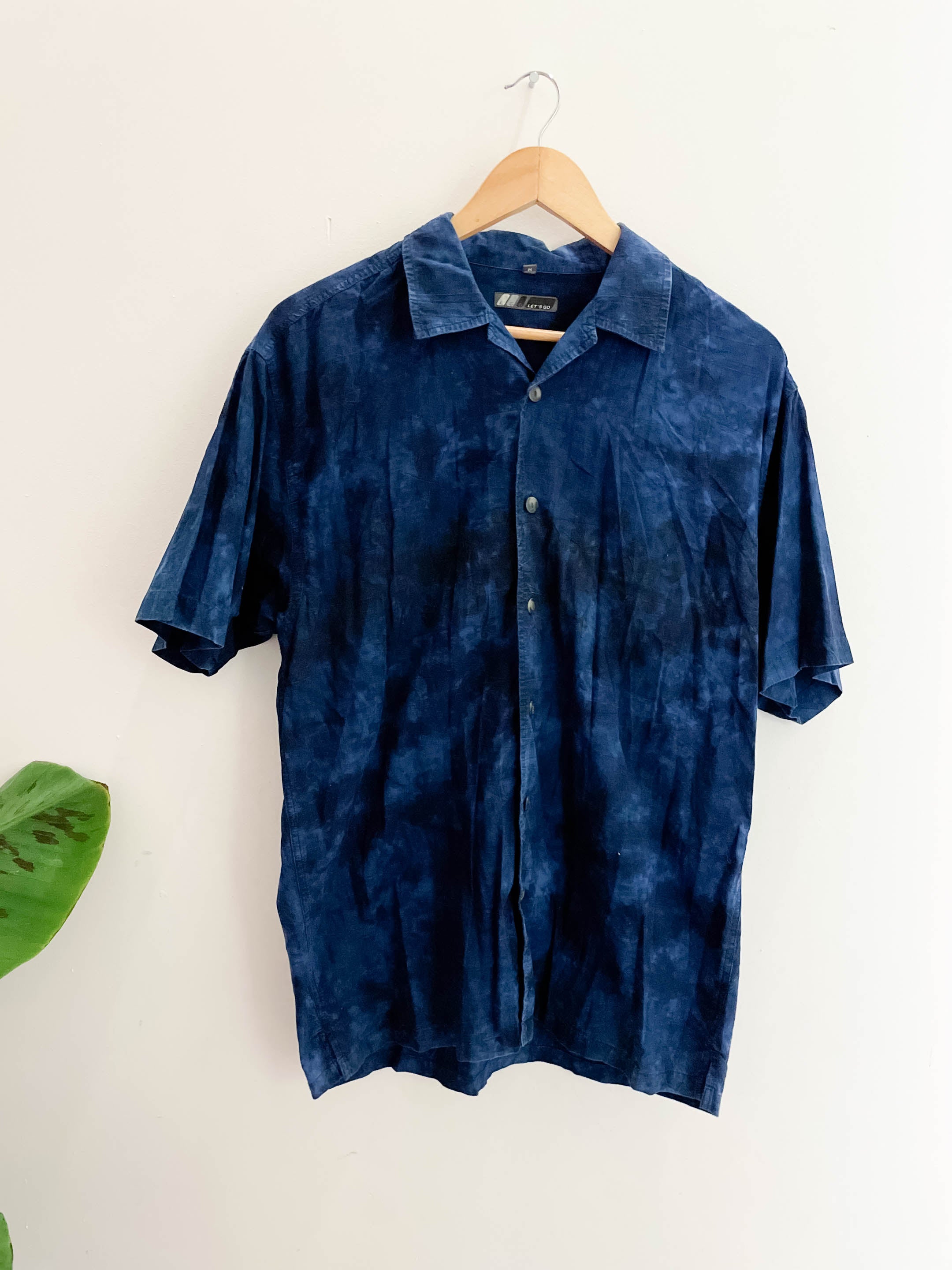 Vintage blue tie dye let's go mens short sleeve shirt size M