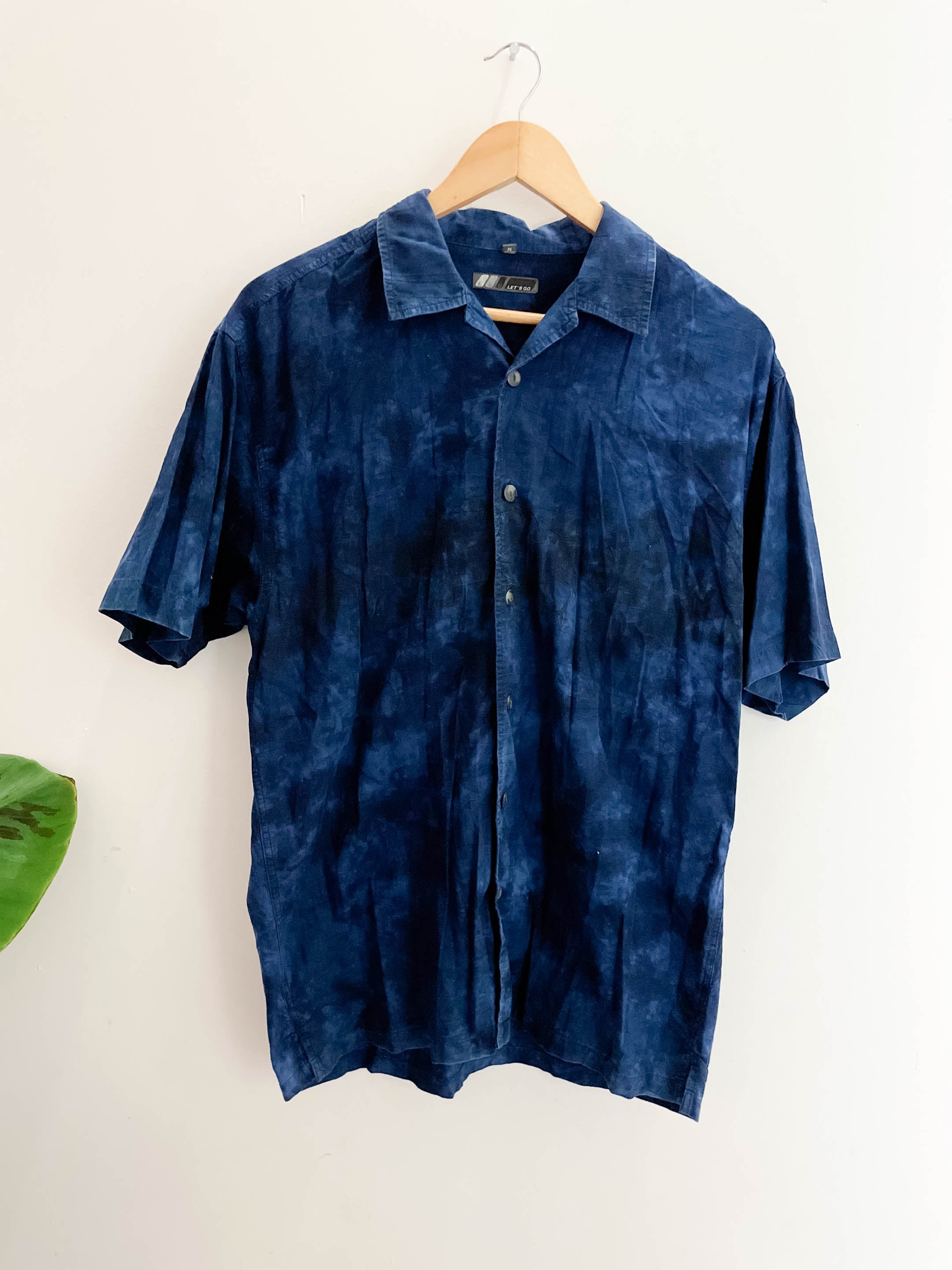 Vintage blue tie dye let's go mens short sleeve shirt size M