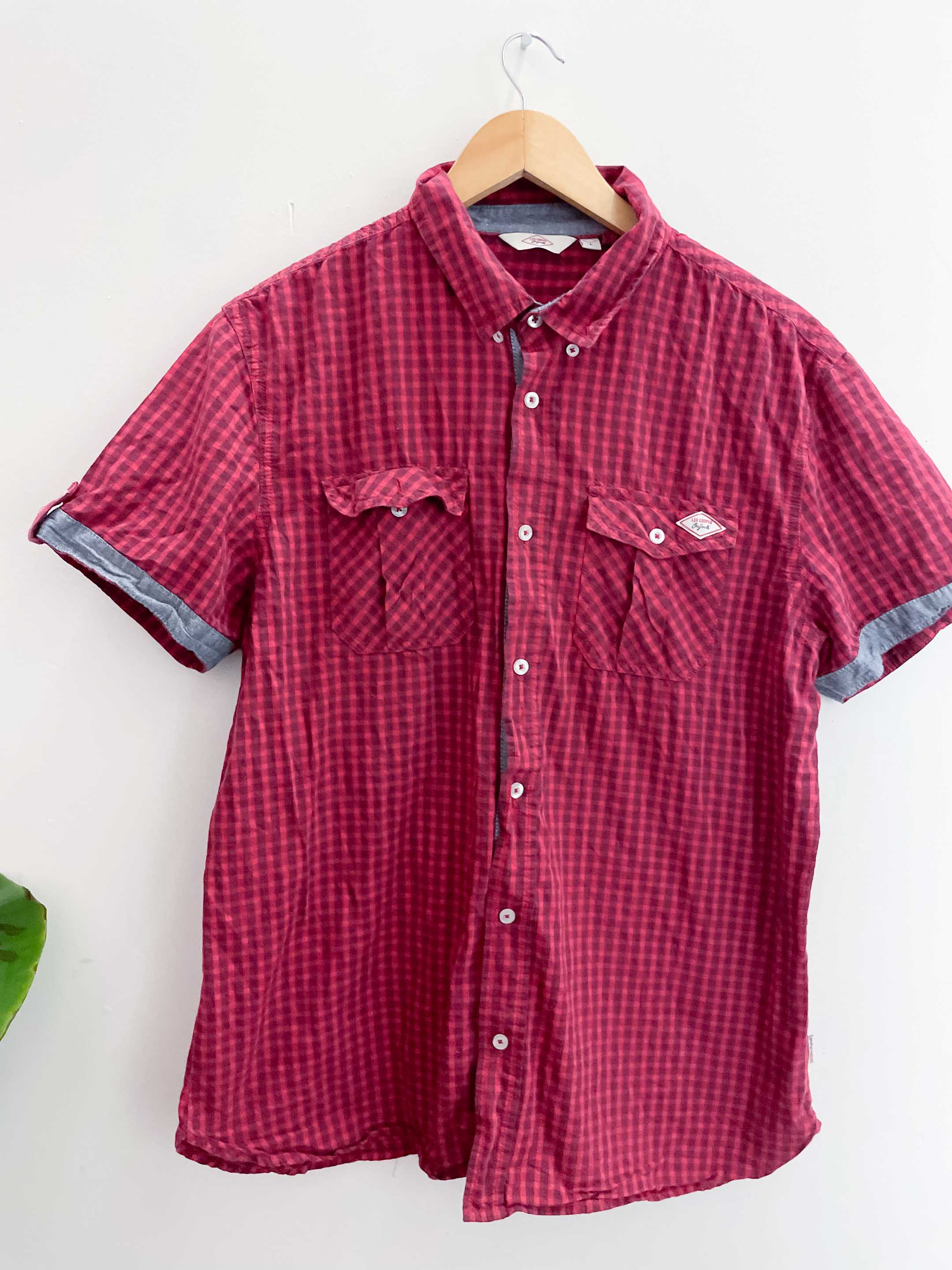 Vintage red patterned medium short sleeve shirt